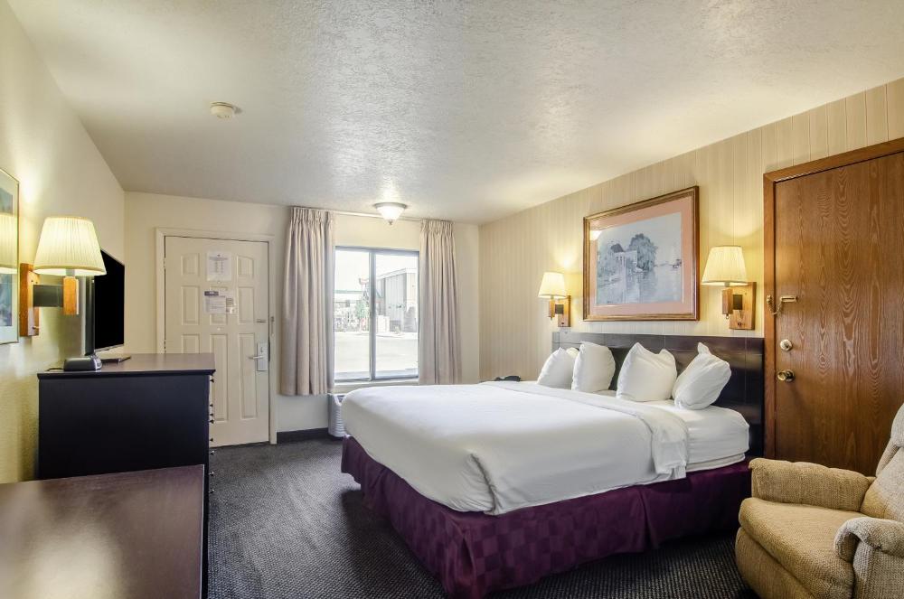 One King Bed Accessible Non-Smoking interior